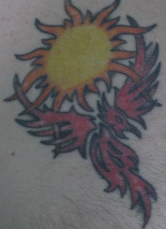 腿部彩色部落凤凰和太阳纹身图案