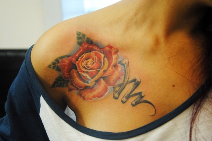 肩部惊人的彩色玫瑰纹身图案