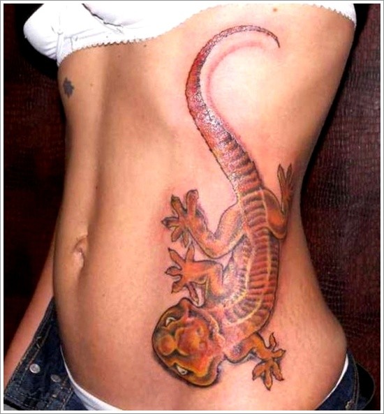 女性腰侧彩色大蜥蜴纹身图案