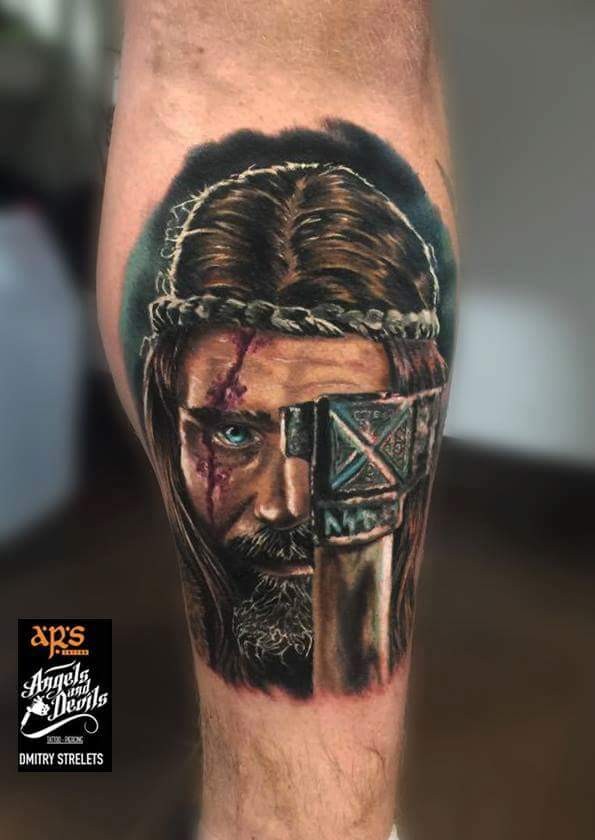 腿部彩色中世纪战士与斧头纹身图案