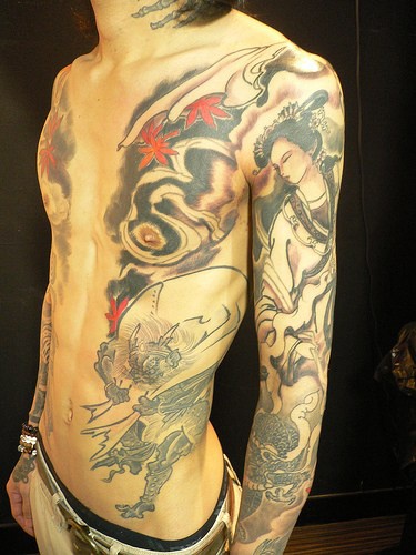 大日本风格的彩色半甲身体纹身