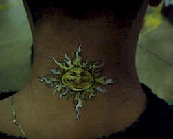颈部阳光照耀的人性化的太阳纹身
