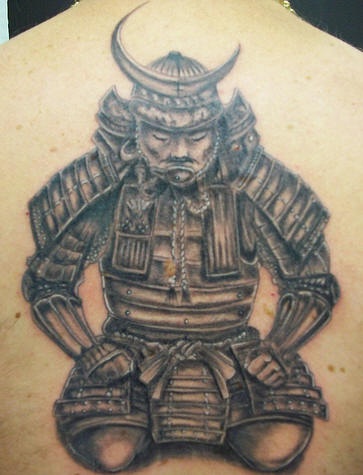 背部灰色日本武士纹身图案