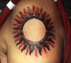 大部落太阳彩色肩部纹身图案