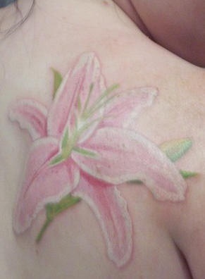 肩部彩色温柔的百合花纹身图片