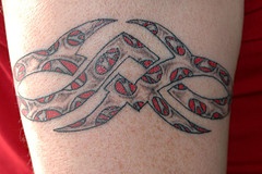 手臂彩色小部落纹身与红色装饰纹身图案
