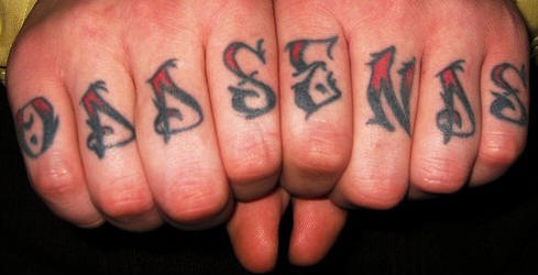手指有趣的字母花体犀利纹身图案