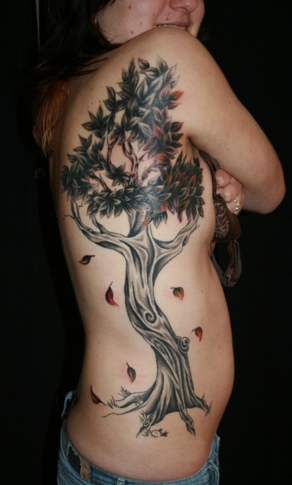 女性腰侧彩色大树纹身图案