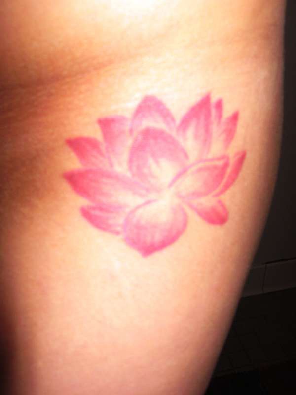 肩部彩色温柔的粉红莲花纹身图片