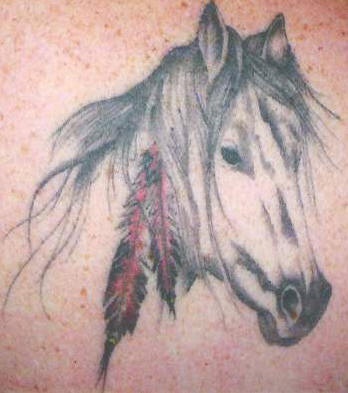 肩部有羽毛的白马纹身图案