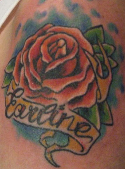肩部彩色传统风格的玫瑰纹身图案