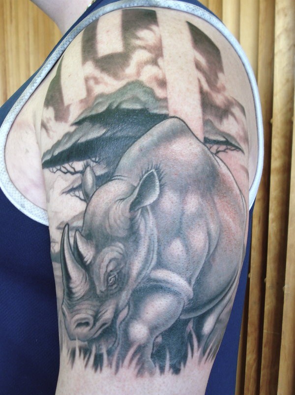 肩部黑灰奇妙的犀牛纹身图案