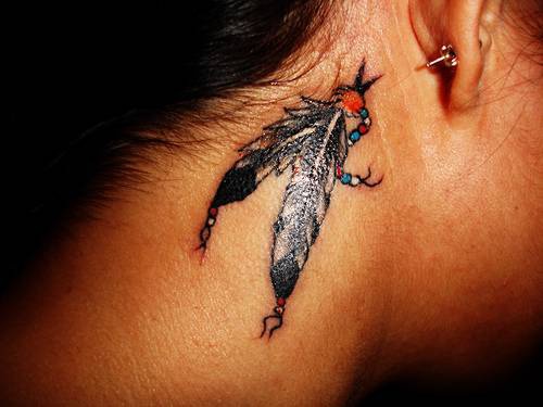 女性耳朵后根彩色羽毛纹身图案