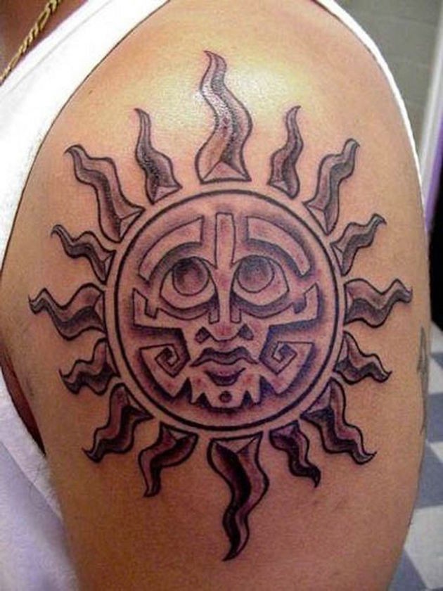肩部棕色部落式太阳纹身图片