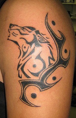 肩部黑色图腾部落的狼纹身图案
