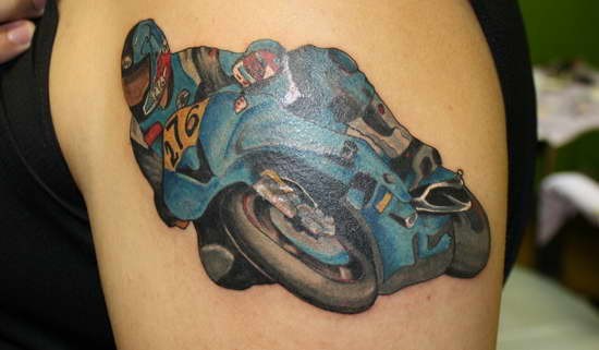 肩部彩色自行车赛车手纹身图案