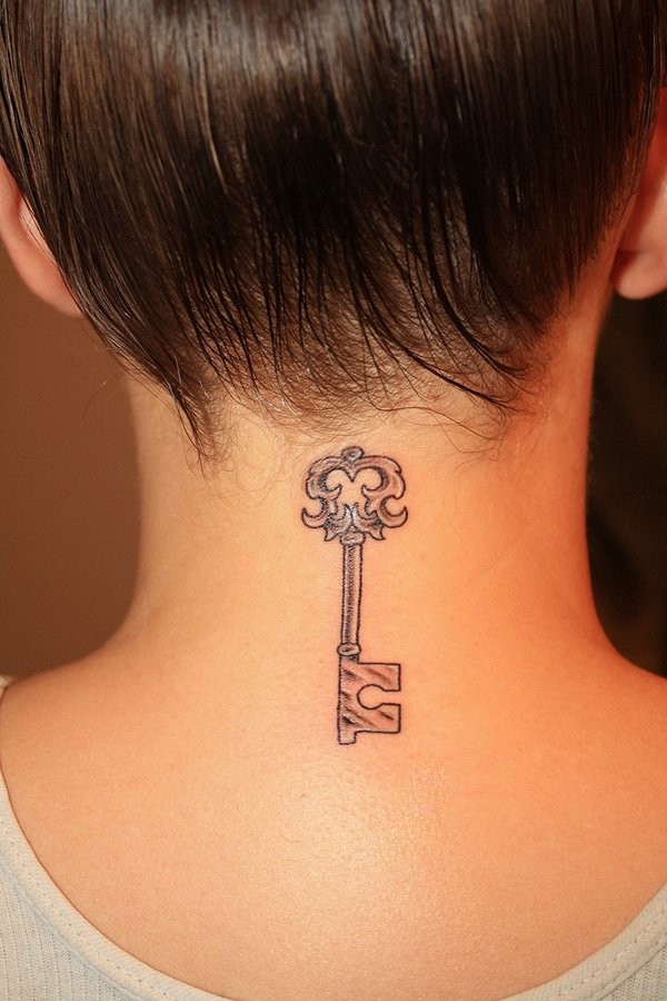女性颈部简约钥匙纹身图案