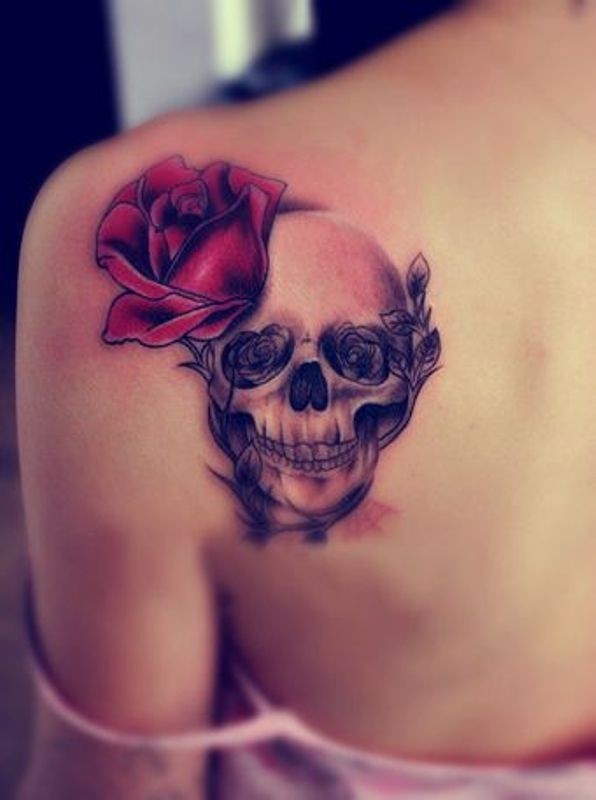 肩部水墨色红玫瑰与骷髅纹身图案