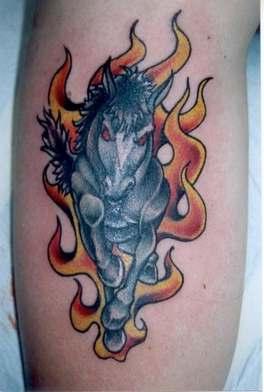 腿部彩色愤怒的马火焰纹身图片
