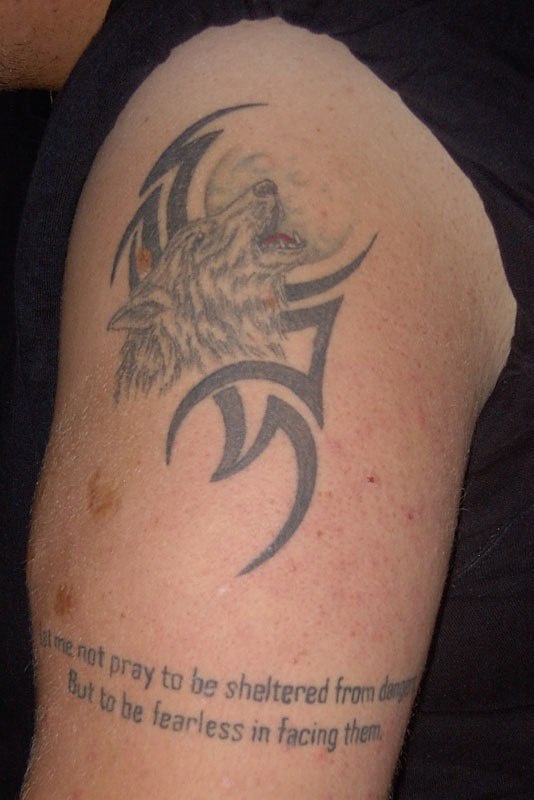 肩部黑色月亮上的狼嚎和部落纹身