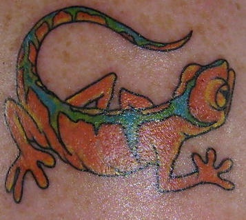 肩部彩色橙色的蜥蜴纹身图案