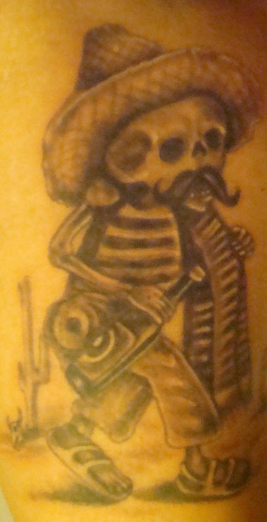 手臂棕色墨西哥骷髅与沙漠纹身