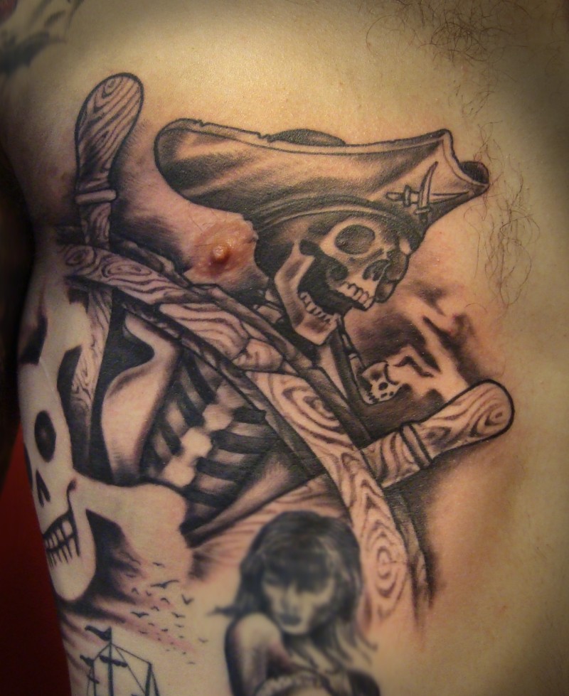 胸部黑棕色海盗骷髅船纹身图案