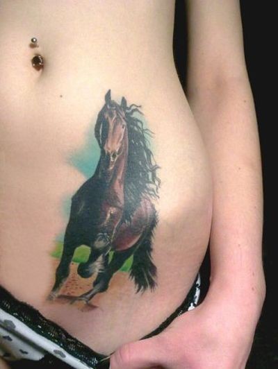腹部彩色奔腾的马纹身图案