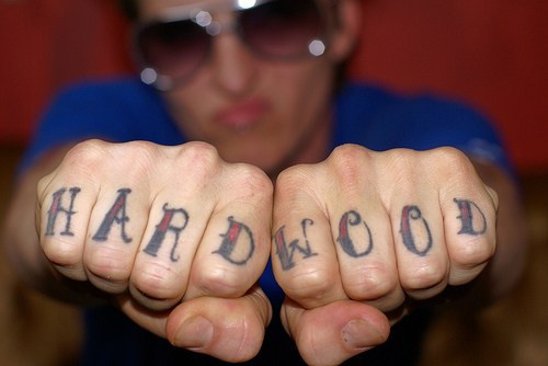 男性手指字母花体纹身图片