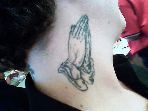 脖子黑色祈祷之手纹身图案