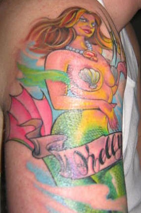 肩部彩色美人鱼纹身图案