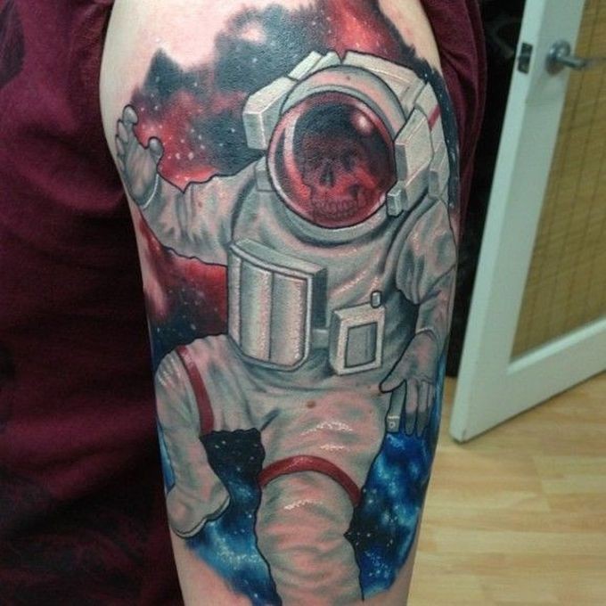 肩部彩色宇航员骨架纹身图案