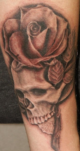 腿部棕色现实骷髅和玫瑰纹身图案