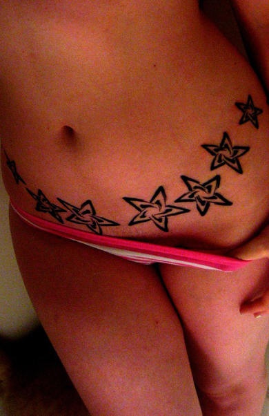 女性腹部黑色五角星纹身图案