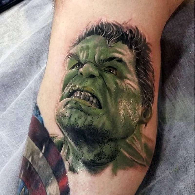 腿部彩色愤怒的绿巨人肖像纹身