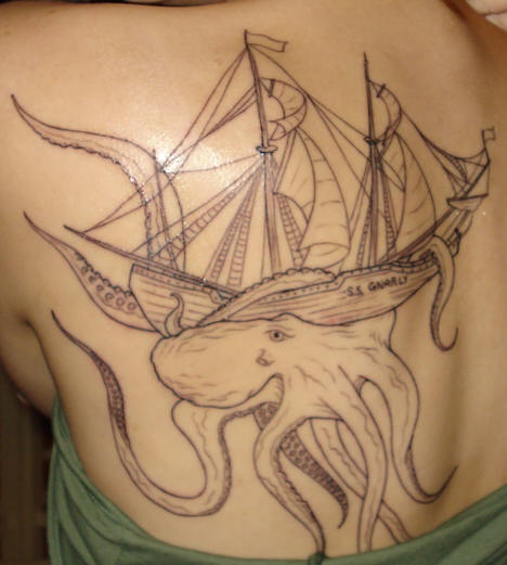 背部黑色帆船和章鱼纹身图案