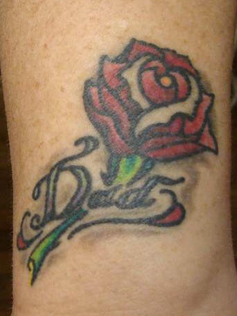 女性腿部彩色小玫瑰纹身图案