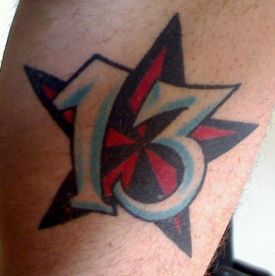 手臂彩色航海星星和幸运数字纹身