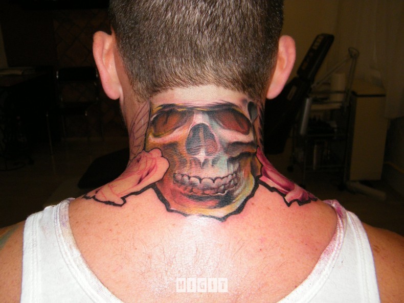 男性脖子上彩色头骨纹身图案