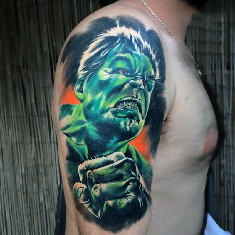 彩色愤怒的绿巨人肩部纹身图案