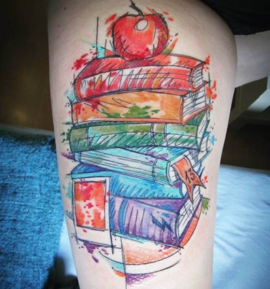 原设计彩色水彩书籍与红苹果纹身图案