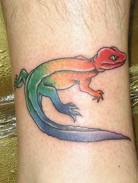脚部彩虹色蜥蜴纹身图案