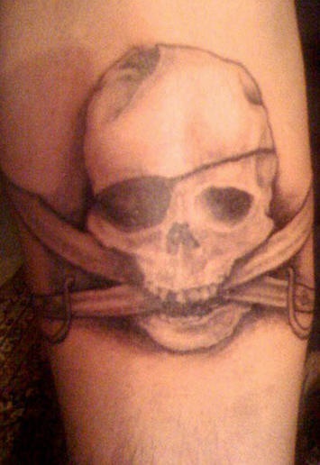 手臂棕色海盗头骨纹身图案