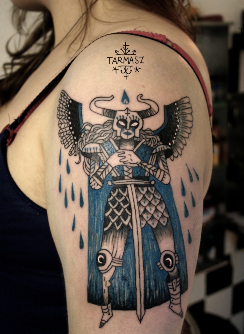 肩部彩色妇女战斗机与剑纹身图片