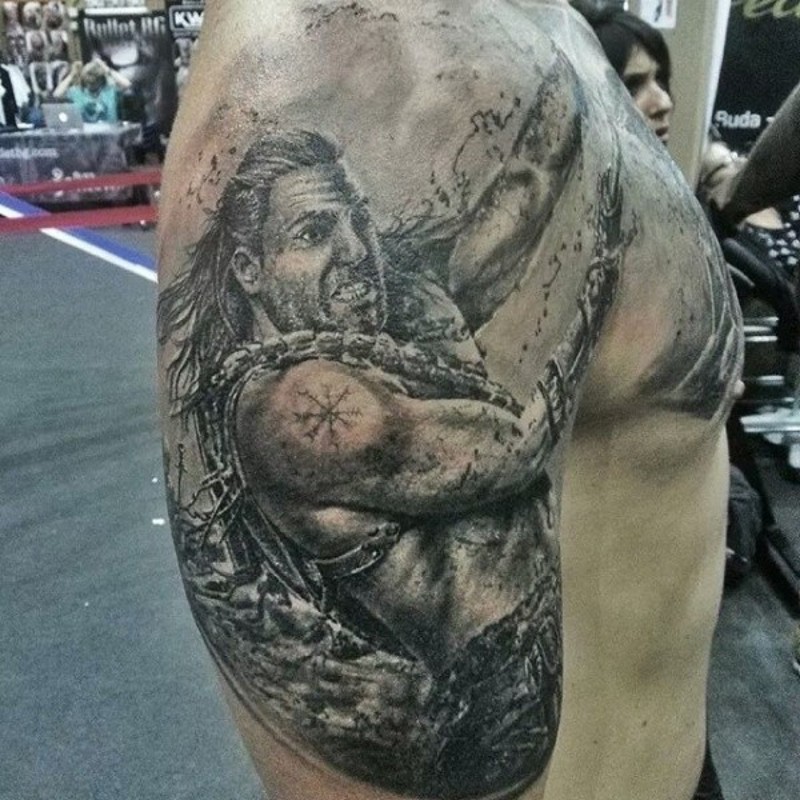 引人注目的黑灰肩膀战斗战士纹身图案
