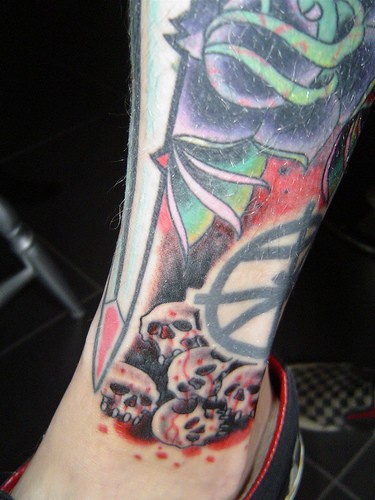 腿部彩色花朵和骷髅纹身图片
