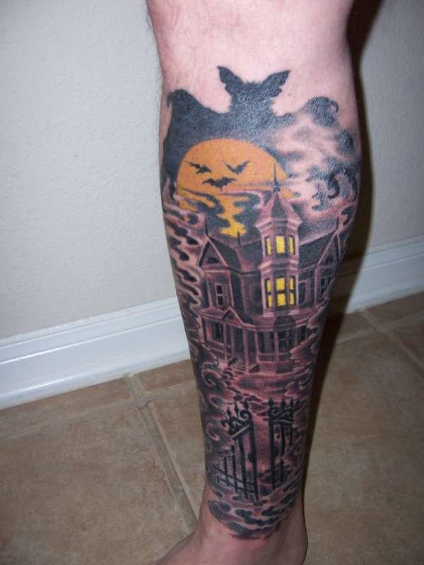 腿部彩色神秘的老房子与蝙蝠纹身