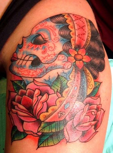 老派风格彩绘墨西哥女性头骨与花纹身