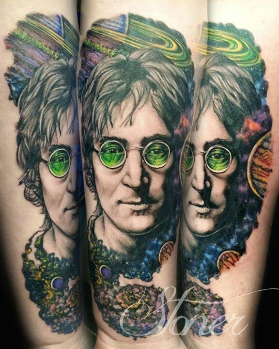 手臂彩色列侬肖像与空间纹身图案