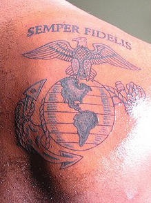 男性肩部美国陆军的纹身图案